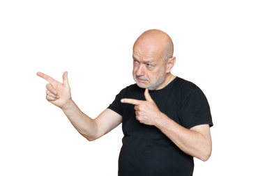 Şeffaf bir arka planda parmakları olan bir adam silah hareketi yapıyor.