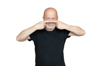 Şeffaf bir arka planda elleri yüzünün kenarlarında olan bir adam.