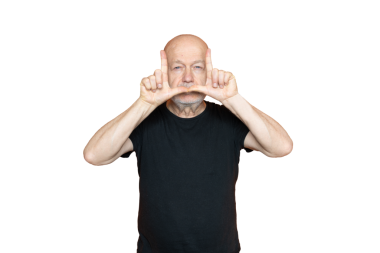 Şeffaf bir arka planda elleri yüzünün kenarlarında olan bir adam.