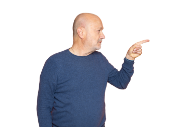 Bir adam parmaklarıyla saydam bir arkaplanı işaret eder.