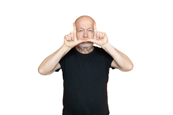 Şeffaf bir arka planda elleri yüzünün kenarlarında olan bir adam.