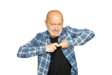 Bir adam parmaklarıyla şeffaf bir arkaplanda bağlantı hareketi yapar.