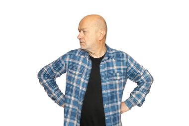 Kolları kalçasında, saydam bir arkaplanda sola bakan bir adam.