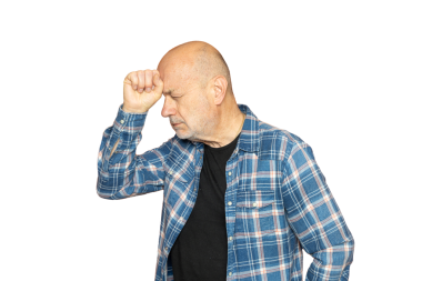 Endişeli bir adam şeffaf bir arkaplanda kafasına dokunuyor.