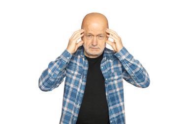 Şeffaf bir arka planda elleri şakaklarında konsantre bir adam.