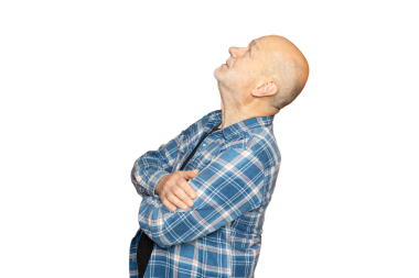 Kolları bağlı bir adam şeffaf bir arkaplana bakıyor.