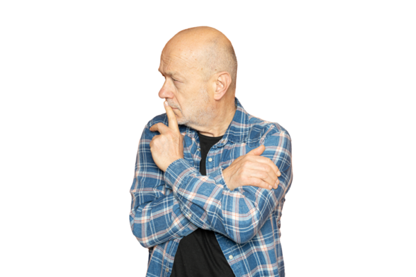 Şeffaf bir arkaplanda yan tarafa bakarken odaklanmış bir adam.