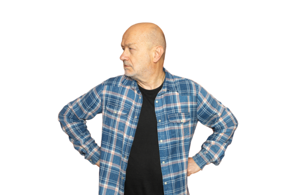 Kolları kalçasında, saydam bir arkaplanda sola bakan bir adam.