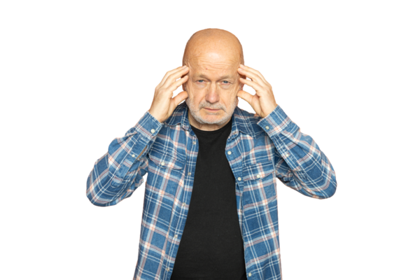 Şeffaf bir arka planda elleri şakaklarında konsantre bir adam.