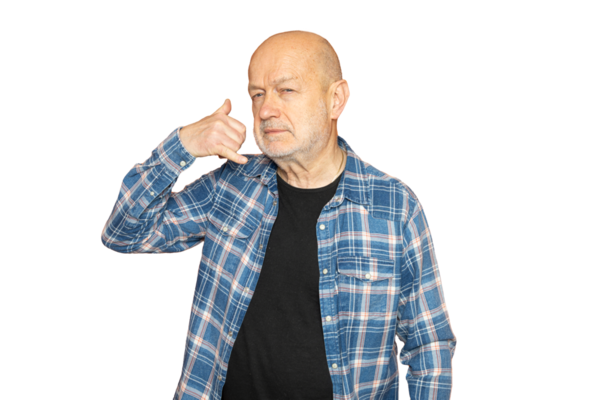 Şeffaf bir arkaplan üzerinde eli olan bir adam telefon konuşması yapıyor.