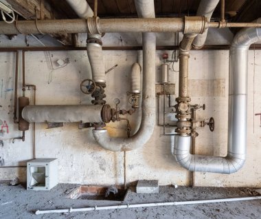 Terk edilmiş eski bir endüstriyel tesiste tesisat boruları.