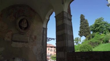 Udine, İtalya. 9 Mayıs 2025, Porticato del Lippomano 'dan şehir kalesine doğru tırmanış.