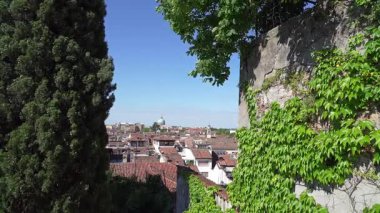 Udine, İtalya. 9 Mayıs 2025. Castle Hill 'den şehrin panoramik manzarası.