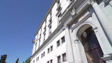 Udine, İtalya. 9 Mayıs 2025. Kale cephesinin panoramik görüntüsü.