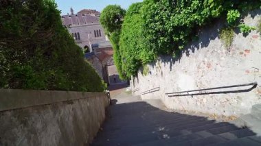 Udine, İtalya. 9 Mayıs 2025. Şehrin kalesine çıkan merdivenin panoramik görüntüsü.