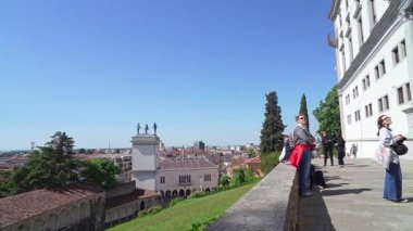 Udine, İtalya. 9 Mayıs 2025. Kale cephesinin panoramik görüntüsü.