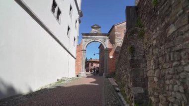 Udine, İtalya. 9 Mayıs 2025. Kale cephesinin panoramik görüntüsü.