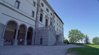 Udine, İtalya. 9 Mayıs 2025. Kale cephesinin panoramik görüntüsü.