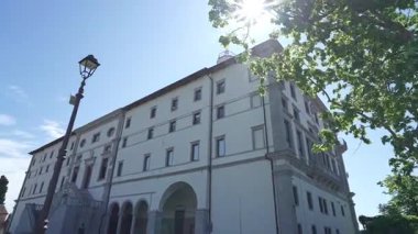 Udine, İtalya. 9 Mayıs 2025. Kale cephesinin panoramik görüntüsü.