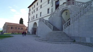 Udine, İtalya. 9 Mayıs 2025. Kale cephesinin panoramik görüntüsü.