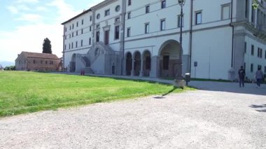 Udine, İtalya. 9 Mayıs 2025. Kale cephesinin panoramik görüntüsü.