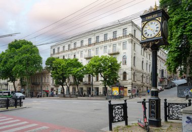 Tiflis, Georgia. 17 Mayıs 2025. Şehir merkezindeki kaldırımda eski, antika bir saat.