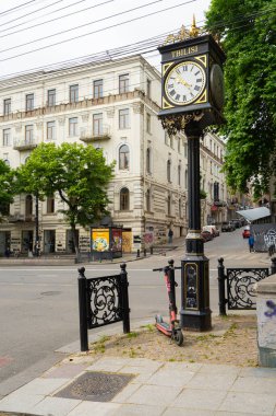 Tiflis, Georgia. 17 Mayıs 2025. Şehir merkezindeki kaldırımda eski, antika bir saat.