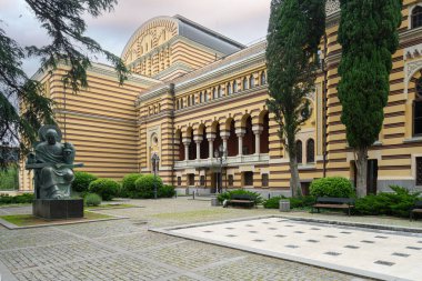 Tiflis, Georgia. 17 Mayıs 2025. Tiflis Opera ve Bale Tiyatrosu 'nun dış görünüşü.
