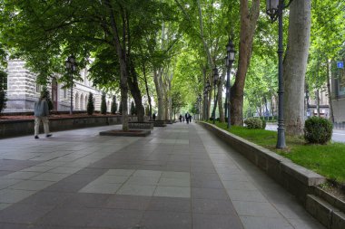 Tiflis, Georgia. 17 Mayıs 2025. Şehir merkezindeki Shota Rustaveli Bulvarı boyunca gezinti alanı.