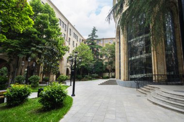 Tiflis, Georgia. 17 Mayıs 2025. Şehir merkezindeki Rustaveli-Mtatsminda Kablo Araba İstasyonu 'nun dış görüntüsü.