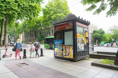 Tiflis, Georgia. 17 Mayıs 2025. Şehir merkezindeki Shota Rustaveli caddesinde eski bir büfe.