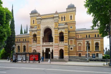 Tiflis, Georgia. 17 Mayıs 2025. Tiflis Opera ve Bale Tiyatrosu 'nun dış görünüşü.