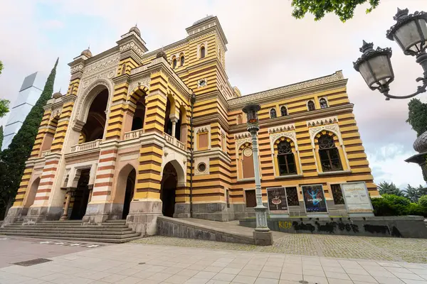 Tiflis, Georgia. 17 Mayıs 2025. Şehir merkezindeki Tiflis Opera ve Bale binasının dış görünüşü.