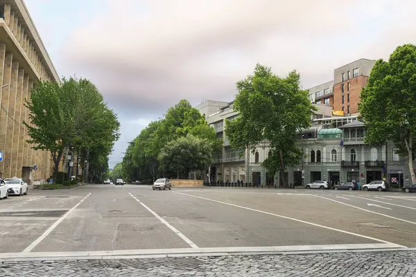 Tiflis, Georgia. 17 Mayıs 2025. Şehir merkezindeki Shota Rustaveli Caddesi 'nin panoramik görüntüsü.