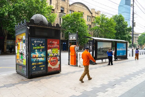 Tiflis, Georgia. 17 Mayıs 2025. Şehir merkezindeki Shota Rustaveli caddesinde eski bir büfe.