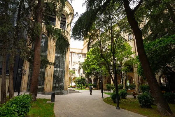 Tiflis, Georgia. 17 Mayıs 2025. Şehir merkezindeki Rustaveli-Mtatsminda Kablo Araba İstasyonu 'nun dış görüntüsü.