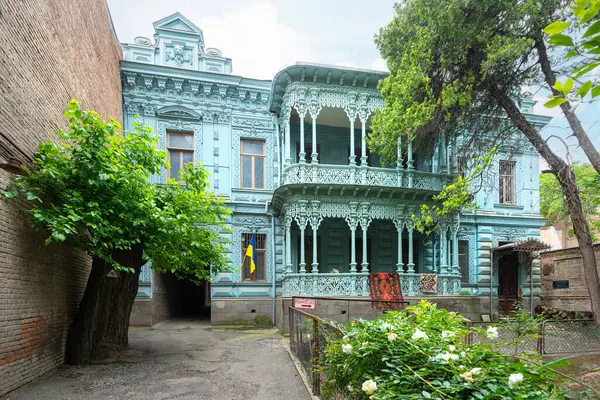 Tiflis, Georgia. 17 Mayıs 2025. Şehir merkezindeki tipik ahşap bir evin dış görünüşü.