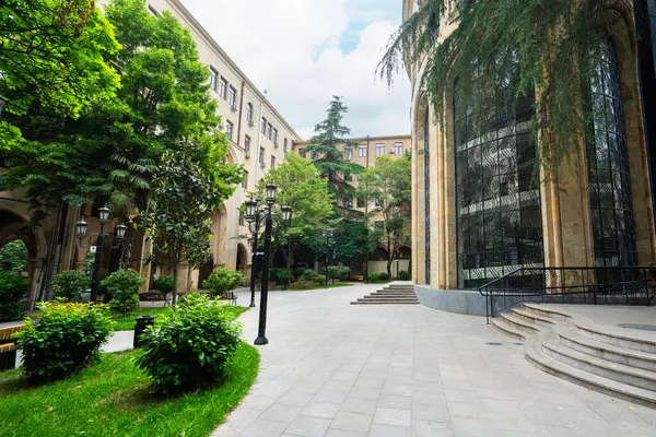 Tiflis, Georgia. 17 Mayıs 2025. Şehir merkezindeki Rustaveli-Mtatsminda Kablo Araba İstasyonu 'nun dış görüntüsü.