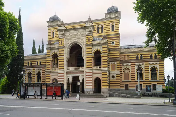 Tiflis, Georgia. 17 Mayıs 2025. Tiflis Opera ve Bale Tiyatrosu 'nun dış görünüşü.