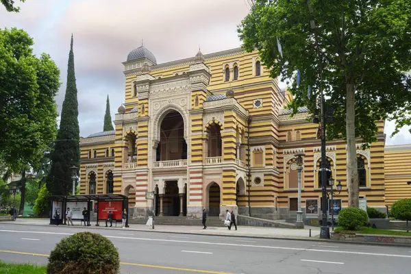 Tiflis, Georgia. 17 Mayıs 2025. Tiflis Opera ve Bale Tiyatrosu 'nun dış görünüşü.