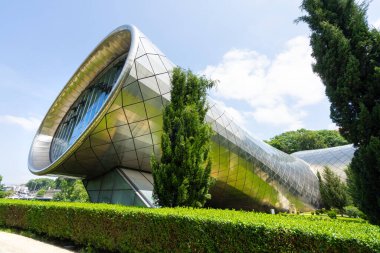 Tiflis, Georgia. 17 Mayıs 2025. Şehir merkezindeki Rike Müzik Tiyatrosu ve Sergi Merkezi