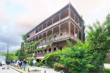 Tiflis, Georgia. 17 Mayıs 2025, Tiflis City Wal 'deki evlerin panoramik görüntüsü.