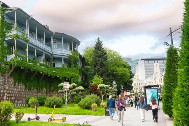 Tiflis, Georgia. 17 Mayıs 2025, Tiflis City Wal 'deki evlerin panoramik görüntüsü.