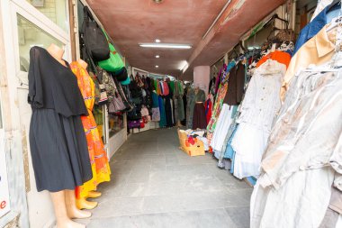Tiflis, Georgia. 17 Mayıs 2025. Şehir merkezindeki bir caddenin alt geçidinde giyim mağazaları.