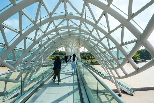Tiflis, Georgia. 17 Mayıs 2025. Şehir merkezindeki Kura Nehri üzerindeki Barış Köprüsü 'nün panoramik görüntüsü.