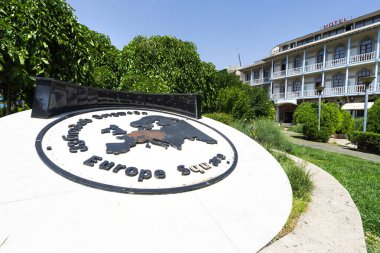 Tiflis, Georgia. 17 Mayıs 2025. Şehir merkezindeki Europa Meydanı 'nın plaketi.