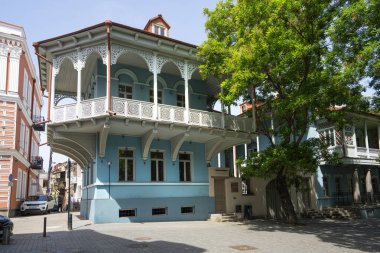 Tiflis, Georgia. 17 Mayıs 2025. Şehir merkezinde tipik harici ahşap evler.