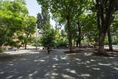 Tiflis, Georgia. 17 Mayıs 2025. Şehir merkezindeki Gudiashvili Meydanı 'nın dış görüntüsü