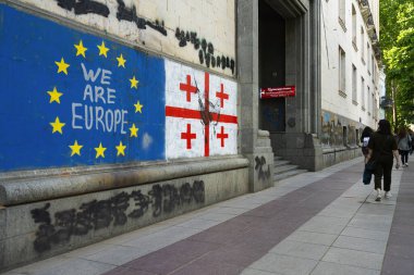 Tiflis, Georgia. 17 Mayıs 2025. Gürcistan 'ın Avrupa Birliği' ne girmesi lehine şehir merkezinin duvarlarına duvar resimleri asıldı.