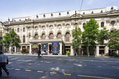 Tiflis, Georgia. 17 Mayıs 2025. Şehir merkezindeki Shota Rustaveli Tiyatrosu ve Film Üniversitesi 'nin dış görüntüsü